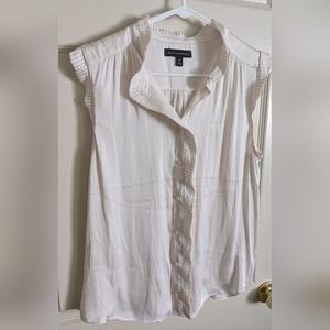 Ivory Banana Republic top. SzM. Like new.